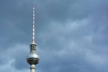 BERLİN GERMANY - 09: 25 17: Fernsehturm (Televizyon Kulesi) Alexanderplatz 'da yer almaktadır. Kule 1965 ve 1969 yılları arasında eski Alman Demokratik Cumhuriyeti tarafından inşa edilmiştir.