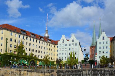 BERLIN GERMANY - 09 22 17: Tipik Alman klasik binaları apartman dairesi, Berlin nehri