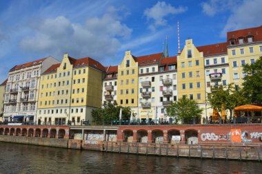 BERLIN GERMANY - 09 22 17: Tipik Alman klasik binaları apartman dairesi, Berlin nehri