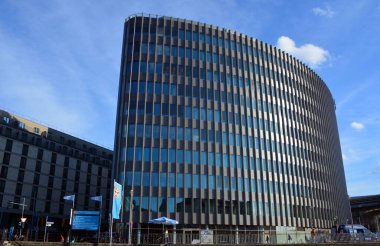 BERLIN GERMANY - 09: 23: Potsdamer Platz 'ın çatı çadırı, Potsdam Meydanı, Berlin' in merkezinde Brandenburg Kapısı ve Reichstag 'ın güneyinde önemli bir kavşak noktasıdır.
