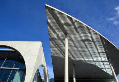 BERLIN, GERMANY - 09: 23: 17: Berlin 'in eski doğu yakasında bulunan Maire Elizabeth Lunder binası mimar Stephan Braunfels tarafından parlamento kütüphanesi olarak tasarlanan Paul Loebe Haus' un karşısında.