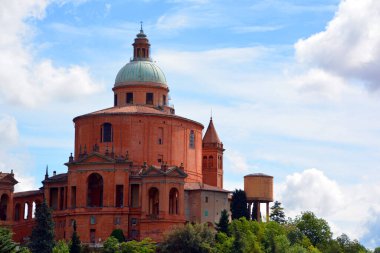 BOLOGNA ITALY - 05: 28 19: San Luca Madonna 'sının Sığınağı İtalya' nın kuzeyindeki Bologna kentinde Colle veya Monte della Guardia adlı orman tepesinin tepesinde yer alan bir kilisedir.