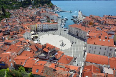 PIRAN SLOVENIA - 05 17 2019: Piran ve Tartini Meydanı 'nın Adriyatik Körfezi' ndeki Piran Körfezi 'nden St. George Katedrali' nin 46,5 metre çan kulesinin kuş bakışı görüntüsü 