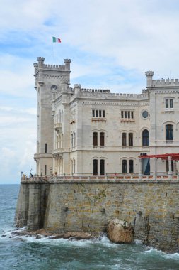 TRIESTE ITALY - 05: 05 17 2019 Miramare Castle, Trieste Körfezi 'nde 19. yüzyıldan kalma bir kale. Avusturya Arşidükü Ferdinand Maximilian ve eşi için 1856-1860 yılları arasında inşa edilmiştir.