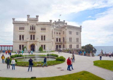 TRIESTE ITALY - 05: 05 17 2019 Miramare Castle, Trieste Körfezi 'nde 19. yüzyıldan kalma bir kale. Avusturya Arşidükü Ferdinand Maximilian ve eşi için 1856-1860 yılları arasında inşa edilmiştir.