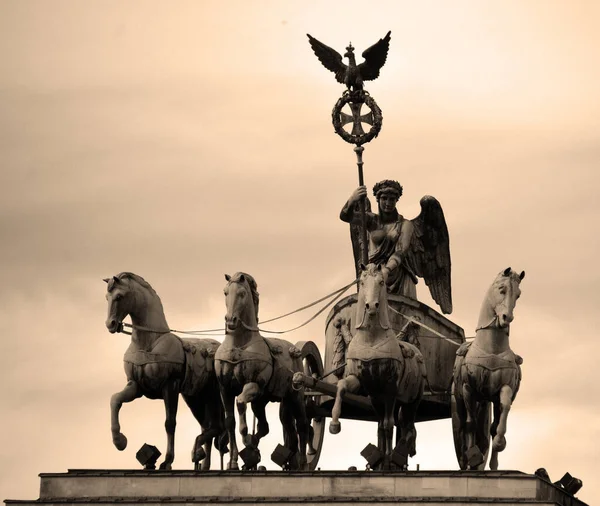 Berlin Niemcy Brama Brandenburska Xviii Wieczny Neoklasycystyczny Pomnik Berlinie Zbudowany — Zdjęcie stockowe