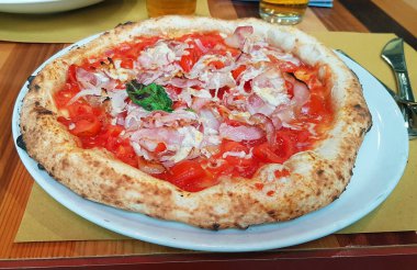 Prosciutto ve parmesan peynirli bir pizza. 