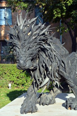 YEREVAN ARMENIA 09 10 19: Aslan heykeli Erivan Ermenistan 'ın merkezinde, Cascade merdiveninin yanındaki eski araç lastiklerinden yapılmıştır.