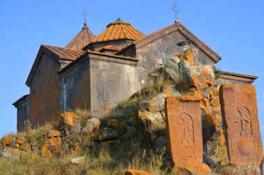 SEVAN ARMENIA 09 16 2019: Sevanavank, Ermenistan 'ın Gegharkunik Eyaleti' nde Sevan Gölü 'nün kuzeybatı kıyısında bulunan bir manastır kompleksi..