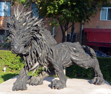 YEREVAN ARMENIA 09 10 19: Aslan heykeli Erivan Ermenistan 'ın merkezinde, Cascade merdiveninin yanındaki eski araç lastiklerinden yapılmıştır.