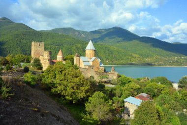 ANANANURI GEORGIA 09 14 2019: Ananuri, 13. yüzyıldan bu yana bölgede hüküm süren feodal bir hanedan olan Aragvi 'nin (Dukes) şatosuydu. Kale sayısız çatışmaya sahne oldu..