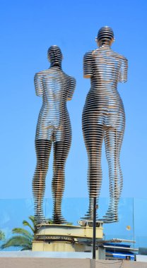 BATUMI GEORGIA - 09 19 2019: Ali ve Nino, Heykeltıraş Tamara Kvesitadze 'den, adlarını verdikleri devasa otomatikleştirilmiş heykele ilham veren talihsiz aşıklar, Gürcistan' ın Batumi sahilinin kıyısında duruyorlar.