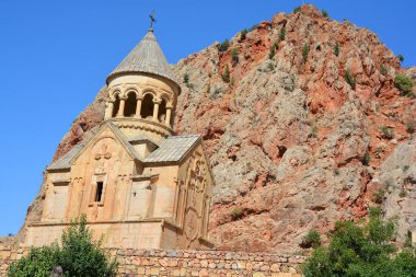 YEGHEGNADZOR ARMENIA 09 17 2019: Noravank, Ermenistan 'ın Yeghegnadzor kenti yakınlarındaki Amaghu Nehri tarafından yapılan dar bir geçitte Erivan' a 122 km uzaklıkta bulunan 13. yüzyıl Ermeni manastırı..