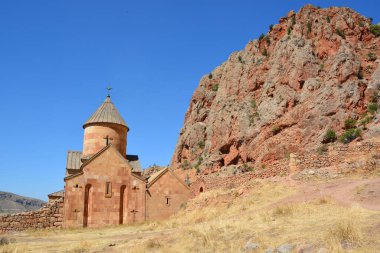 YEGHEGNADZOR ARMENIA 09 17 2019: Noravank, Ermenistan 'ın Yeghegnadzor kenti yakınlarındaki Amaghu Nehri tarafından yapılan dar bir geçitte Erivan' a 122 km uzaklıkta bulunan 13. yüzyıl Ermeni manastırı..