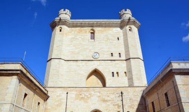 PARIS FRANCE 09 23 19: Chateau de Vincennes, Donjon Kulesi 'nde 14. ve 17. yüzyıldan kalma devasa bir Fransız kraliyet kalesidir.