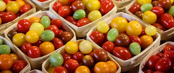Many Different Colorful Tomatoes Market — Stockfoto