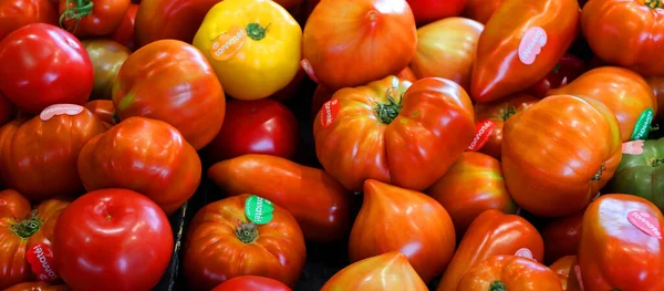 Φρέσκες Κόκκινες Ντομάτες Μια Αγορά — Φωτογραφία Αρχείου