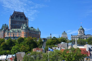 QUEBEC CITY CANADA 08 19 20: Chateau Frontenac büyük bir oteldir. 1980 'de Kanada Ulusal Tarih Bölgesi olarak belirlendi ve genellikle dünyanın en çok fotoğraflanan oteli olarak kabul edildi.