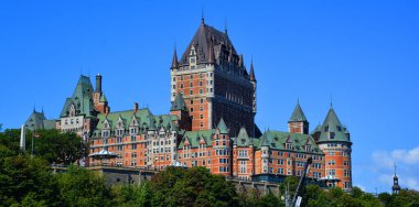 QUEBEC CITY CANADA 08 19 20: Chateau Frontenac büyük bir oteldir. 1980 'de Kanada Ulusal Tarih Bölgesi olarak belirlendi ve genellikle dünyanın en çok fotoğraflanan oteli olarak kabul edildi.