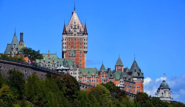 QUEBEC CITY CANADA 08 19 20: Chateau Frontenac büyük bir oteldir. 1980 'de Kanada Ulusal Tarih Bölgesi olarak belirlendi ve genellikle dünyanın en çok fotoğraflanan oteli olarak kabul edildi.