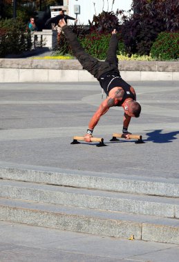 Genç adam sokakta egzersizleri yapıyor