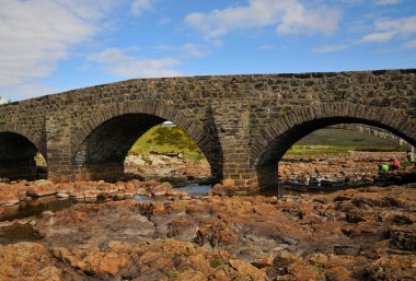 Skye, Highland, İskoçya. Skye Adası 'ndaki Sligachan Nehri üzerindeki eski köprü.. 