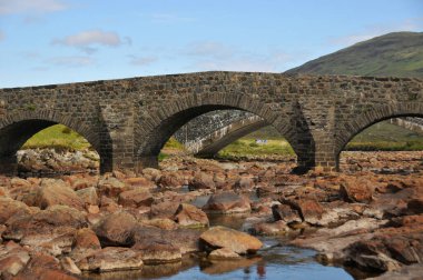 Skye, Highland, İskoçya. Skye Adası 'ndaki Sligachan Nehri üzerindeki eski köprü.. 
