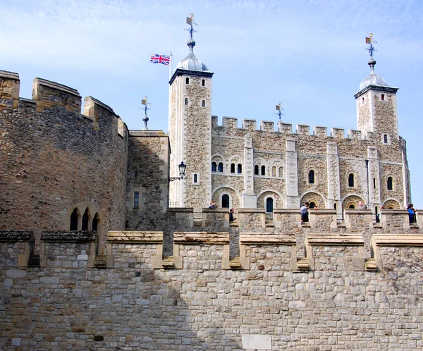 女王王宫和要塞 俗称伦敦塔 是位于英国伦敦市中心泰晤士河北岸的一座历史性城堡 — 图库照片
