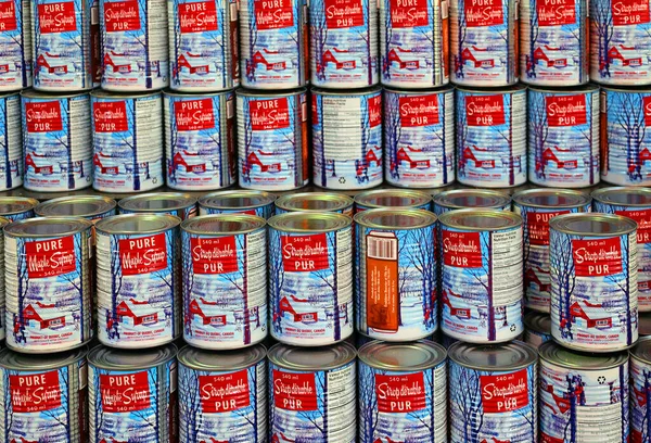 Montreal, CANADA 11 19 2021: Montreal Jean Talon pazarında satılık akçaağaç şurubu metal kutusu. Quebec dünyadaki en yüksek akçaağaç şurubu üreticisi ve Kanada 'nın sembolüdür.