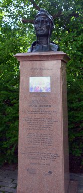 Şehirdeki bir adamın heykeli