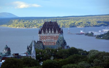 QUEBEC CITY CANADA 08 19 20: Chateau Frontenac büyük bir oteldir. 1980 'de Kanada Ulusal Tarih Bölgesi olarak belirlendi ve genellikle dünyanın en çok fotoğraflanan oteli olarak kabul edildi.