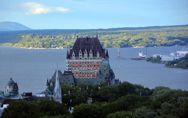 QUEBEC CITY CANADA 08 19 20: Chateau Frontenac büyük bir oteldir. 1980 'de Kanada Ulusal Tarih Bölgesi olarak belirlendi ve genellikle dünyanın en çok fotoğraflanan oteli olarak kabul edildi.