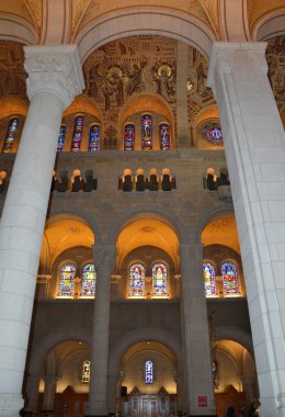 BEAPRE QUEBEC CANADA 08: 24 2020: Sainte-Anne-de-Beaupre lekesiz cam Bazilikası bir bazilikadır, Katolik Kilisesi tarafından hasta ve özürlüleri iyileştirme mucizeleriyle anılmıştır.
