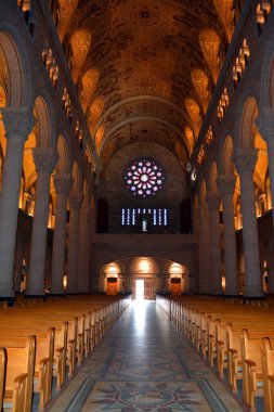 BEAPRE QUEBEC CANADA 08: 24 2020: Sainte-Anne-de-Beaupre lekesiz cam Bazilikası bir bazilikadır, Katolik Kilisesi tarafından hasta ve özürlüleri iyileştirme mucizeleriyle anılmıştır.