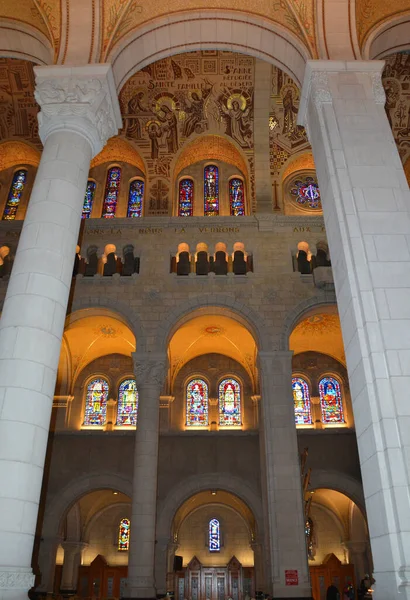 BEAPRE QUEBEC CANADA 08: 24 2020: Sainte-Anne-de-Beaupre lekesiz cam Bazilikası bir bazilikadır, Katolik Kilisesi tarafından hasta ve özürlüleri iyileştirme mucizeleriyle anılmıştır.