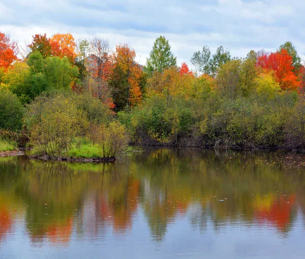 Schöne Herbstlandschaft Mit See — Stockfoto