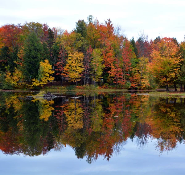 Beautiful Lake Park Autumn — 图库照片