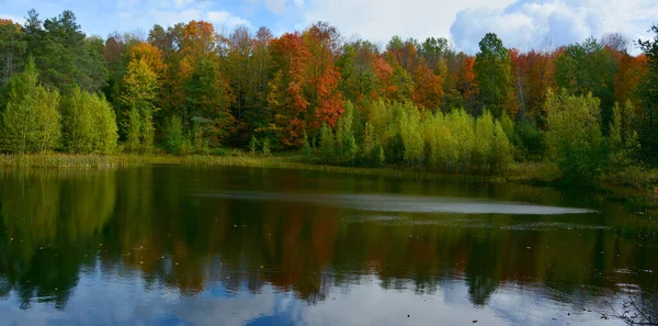 Beautiful Lake Park Autumn — стоковое фото