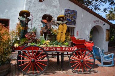 decorative cart with plants and Mexicans musicians dolls
