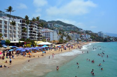 Puerto Vallarta Meksika 11 Mayıs 2016: Puerto Vallarta popüler bir turist beldesi. Güzel plajlar ve Kuzey Pasifik Okyanusu 'nun temiz ılık suları yüzücüler için bütün yıl çekicidir.