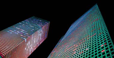 Gökdelenlerin alttaki görünümü renk benekli pop-art arkaplanı