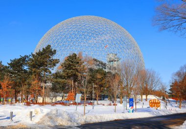 MONTREAL, CANADA - 01 26 2022: Biyosfer Montreal 'de çevreye adanmış bir müzedir. 1967 Dünya Fuarı için ABD 'nin eski pavyonunda bulunan Parc Jean-Drapeau, Expo 67.