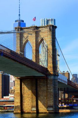 NEW YORK CITED AMERICA ÜNİTESİ 10. 27 2013: Frank Gehry, One World Trade Center veya Freedom Tower ve Brooklyn Bridge 'in Financial District teras katları pop-art