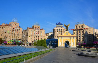 KIEV UKRAINE 09 03: 17: Kiev 'in bağımsızlık meydanındaki Baş Melek Michael Saint' in altın kaplama bronz heykeli (Maydan Nezalezhnosti)