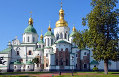 KIEV UKRAINE 09 04 04 17: Kiev 'deki Aziz Sophia Katedrali, Kievan Rus mimarisinin bir anıtıdır. Katedral, şehrin en bilinen simgelerinden biri ve Ukrayna 'nın ilk miras yeri..
