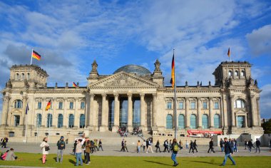 BERLIN GERMANY - 09: 24 17: Reichstag resmi olarak Deutscher Bundestag Plenarbereich Reichstagsgebaude, Berlin 'de Alman İmparatorluğu' nun İmparatorluk Diyeti 'ne ev sahipliği yapmak için inşa edilmiş tarihi bir yapıdır..
