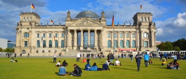 BERLIN GERMANY - 09: 24 17: Reichstag resmi olarak Deutscher Bundestag Plenarbereich Reichstagsgebaude, Berlin 'de Alman İmparatorluğu' nun İmparatorluk Diyeti 'ne ev sahipliği yapmak için inşa edilmiş tarihi bir yapıdır..