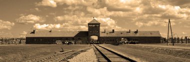AUSCHWitz BIRKENAU POLAND 09 17: Auschwitz toplama kampı girişi Polonya 'da Üçüncü Reich tarafından kurulan ve yönetilen bir Nazi toplama kampı ve imha kampı ağı idi..
