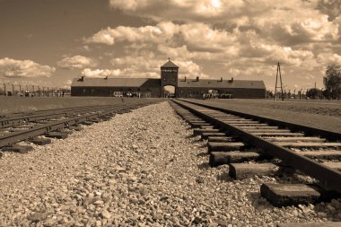 AUSCHWitz BIRKENAU POLAND 09 17: Auschwitz toplama kampı girişi Polonya 'da Üçüncü Reich tarafından kurulan ve yönetilen bir Nazi toplama kampı ve imha kampı ağı idi..