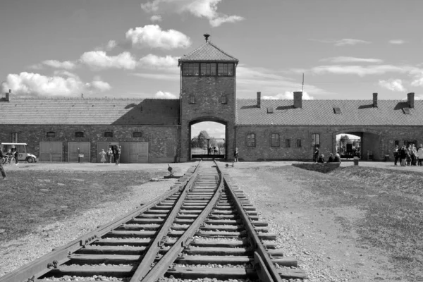 Auschwitz Birkenau Poland 奥斯威辛集中营入口是由德国纳粹集中营和波兰第三帝国建造和经营的灭绝集中营组成的网络 — 图库照片